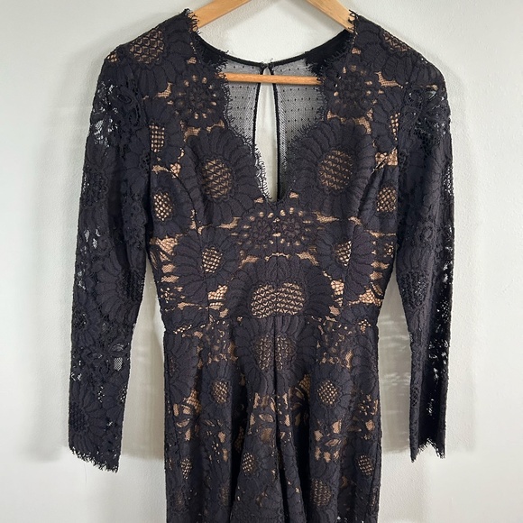 Alexis Black Lace Romper with Elegant V-Neckline - Picture 5 of 8